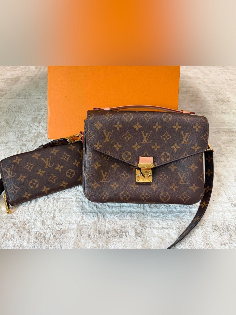 Pochette Metis Louis Vuitton Monogram Canvas Crossbody with Gold Hardware